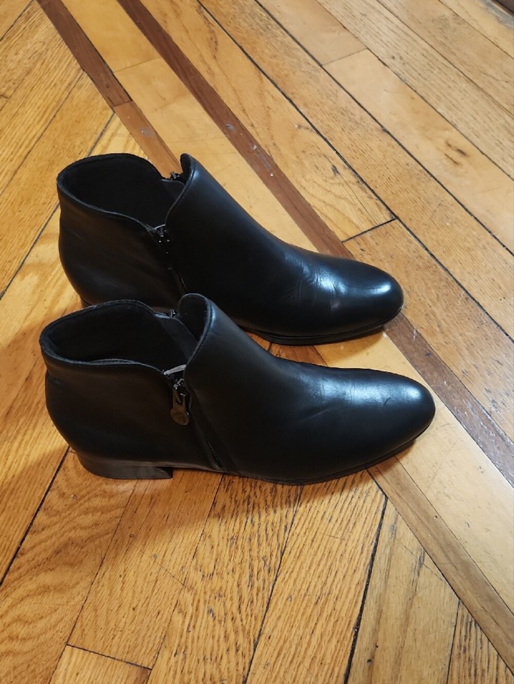 Munro Black Leather Ankle Booties with Side Zip